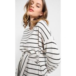 Swetry klasyczne damskie: Topshop Petite STRIPE CUT SEW Sweter cream