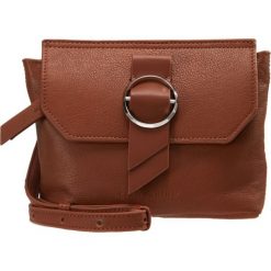 Liebeskind Berlin WORLDTROTTER Torba na ramię bourbon. Pomarańczowe torebki klasyczne damskie marki Liebeskind Berlin, na ramię. Za 549,00 zł.