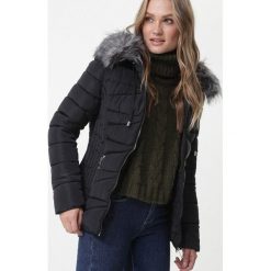 Czarna Kurtka Trindade. Czarne kurtki damskie Born2be, na zimę, s, bez wzorów, eleganckie. Za 209,99 zł.
