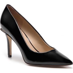 Szpilki GUESS - Barett2 FL6BA2 PAF08 BLACK. Czarne półbuty damskie Guess, z aplikacjami, ze skóry ekologicznej, bez obcasa, na obcasie, bez zapięcia. W wyprzedaży za 409,00 zł.