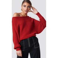 NA-KD Dzianinowy sweter z odkrytymi ramionami - Red. Czerwone swetry klasyczne damskie marki NA-KD, z bawełny. Za 121,95 zł.