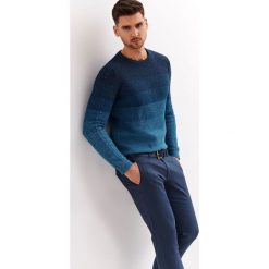 Spodnie z paskiem o dopasowanym kroju. Niebieskie spodnie męskie Top Secret, na co dzień, na lato, m, bez wzorów, z tkaniny, klasyczne. W wyprzedaży za 59,99 zł.
