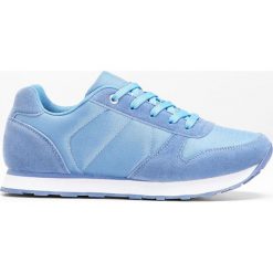 Sneakersy bonprix niebieski dżins. Niebieskie buty sportowe damskie bonprix, z materiału. Za 79,99 zł.
