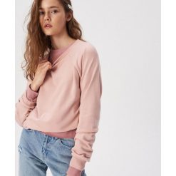 Gładka bluza z raglanowymi rękawami - Różowy. Różowe bluzy damskie Sinsay, s, bez wzorów, bez rękawów, bez kaptura. Za 29,99 zł.