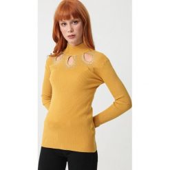 Żółty Golf Mollie. Żółte swetry damskie Born2be, s, z aplikacjami, z dzianiny, z długim rękawem, długie, bez kaptura. Za 99,99 zł.