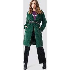 Galore x NA-KD Płaszcz z paskiem - Green. Zielone płaszcze damskie Galore x NA-KD, w paski, z futra. Za 364,95 zł.