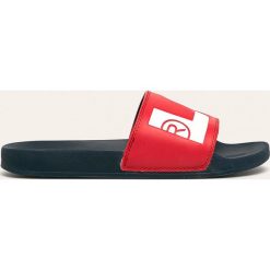 Levi's - Klapki. Czerwone kapcie męskie Levi's®, z materiału, z okrągłym noskiem, bez zapięcia. W wyprzedaży za 99,90 zł.