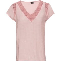 Shirt z koronką bonprix stary dymny róż. Różowe koszulki damskie bonprix, w koronkowe wzory, z koronki, retro, z dekoltem w serek. Za 49,99 zł.