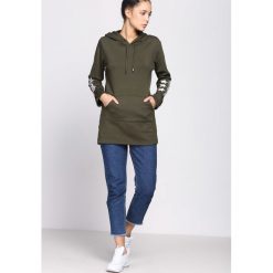 Zielona Bluza Afro Stars. Zielone bluzy z kapturem damskie marki Born2be, l, z nadrukiem, z długim rękawem, długie. Za 89,99 zł.