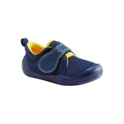 Buty 110 I LEARN FIRST dla maluchów. Niebieskie buciki niemowlęce DOMYOS, z poliesteru, bez zapięcia. Za 39,99 zł.