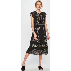 Desigual - Sukienka. Czarne sukienki damskie Desigual, na co dzień, z aplikacjami, z poliesteru, casualowe, bez kołnierzyka, bez rękawów, midi, rozkloszowane. W wyprzedaży za 369,90 zł.