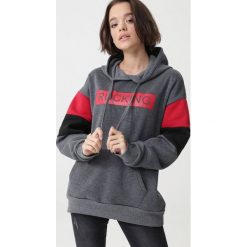 Ciemnoszara Bluza Lauderdale. Szare bluzy damskie Born2be, na zimę, xl, z nadrukiem, z długim rękawem, długie, z kapturem. Za 69,99 zł.
