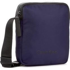 Saszetka CALVIN KLEIN - Blithe Reporter K50K503446 426. Niebieskie torby męskie skórzane marki Calvin Klein, bez wzorów, ze skóry ekologicznej, młodzieżowe. W wyprzedaży za 269,00 zł.