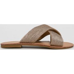 Glamorous - Klapki. Szare klapki damskie Glamorous, bez wzorów, ze skóry, bez obcasa, na obcasie. W wyprzedaży za 89,90 zł.