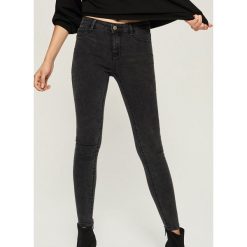 Jeansy skinny z efektem sprania - Szary. Szare jeansy damskie Sinsay. Za 59,99 zł.