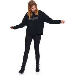 Bluza damska nierozpinana z napisem. Czarne bluzy damskie Top Secret, na zimę, z napisami, z długim rękawem, długie, bez kaptura. W wyprzedaży za 39,99 zł.