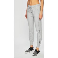 Under Armour - Spodnie. Szare spodnie damskie Under Armour, s, z nadrukiem, z bawełny. W wyprzedaży za 159,90 zł.