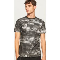 T-shirt z nadrukiem - Czarny. Czarne t-shirty męskie z nadrukiem Reserved, l. Za 49,99 zł.
