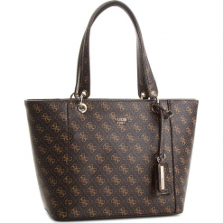 Torebka GUESS - Kamryn HWQE66 91230 BRO. Brązowe torebki klasyczne damskie Guess, z aplikacjami, ze skóry ekologicznej, duże. Za 629,00 zł.