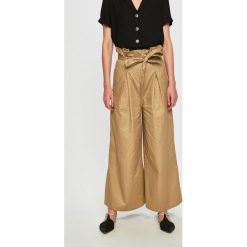 Glamorous - Spodnie. Brązowe spodnie damskie Glamorous, s, bez wzorów, z bawełny, z podwyższonym stanem. W wyprzedaży za 129,90 zł.