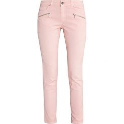 More & More Jeansy Slim Fit powder rose. Różowe jeansy damskie marki More & More. W wyprzedaży za 224,95 zł.