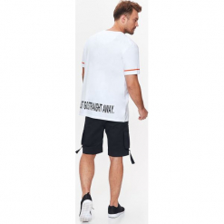 T-SHIRT MĘSKI GŁADKI Z KONTRASTOWYMI LAMÓWKAMI NA RĘKAWACH. Białe t-shirty męskie Top Secret, xxl, z nadrukiem, z bawełny, z okrągłym kołnierzem, krótkie. W wyprzedaży za 9,99 zł.