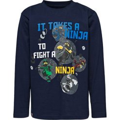 Koszulka "CM-50117" w kolorze granatowym. Niebieskie t-shirty chłopięce LEGO Wear, z nadrukiem, z bawełny, z długim rękawem. W wyprzedaży za 35,95 zł.