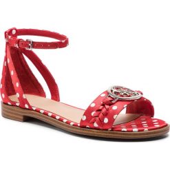 Sandały GUESS - Reake FL6RK3 FAP03 RED. Czerwone klapki damskie Guess, z aplikacjami, ze skóry ekologicznej, bez obcasa, na obcasie. Za 499,00 zł.