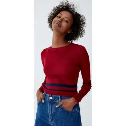 Krótki sweter z okrągłym dekoltem. Czerwone swetry klasyczne damskie Pull&Bear, z okrągłym kołnierzem. Za 59,90 zł.