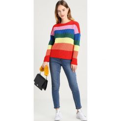 Swetry klasyczne damskie: Only Petite ONLFOX Sweter flame scarlet