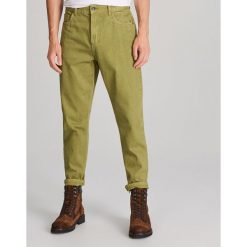 Spodnie jeansowe carrot - Zielony. Zielone spodnie męskie Reserved, m, bez wzorów, z jeansu. Za 129,99 zł.