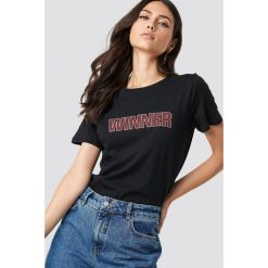 NA-KD T-shirt basic Winners - Black. Czarne t-shirty damskie NA-KD, z nadrukiem, z materiału, z okrągłym kołnierzem. Za 72,95 zł.