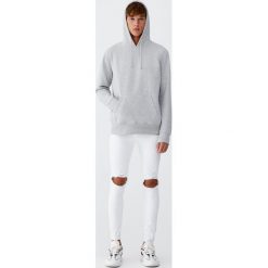 Białe jeansy super skinny fit z dziurami. Białe jeansy męskie marki Pull&Bear, m, bez wzorów. Za 89,90 zł.