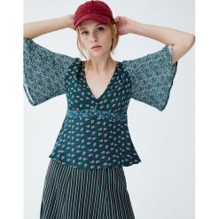 Koszula w stylu boho z dekoltem w serek. Zielone koszule damskie marki Pull&Bear, bez wzorów, boho, z dekoltem w serek, z krótkim rękawem. Za 89,90 zł.