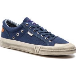 Tenisówki WRANGLER - Sniper Low WM91130A Navy 016. Niebieskie półbuty męskie Wrangler, bez wzorów, z gumy, bez zapięcia. W wyprzedaży za 179,00 zł.