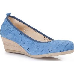 Buty damskie. Niebieskie baleriny damskie Wittchen, bez wzorów, ze skóry, klasyczne, na niskim obcasie, na obcasie. W wyprzedaży za 199,90 zł.