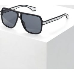Marc Jacobs Okulary przeciwsłoneczne black/white. Czarne okulary przeciwsłoneczne męskie marki Marc Jacobs. Za 589,00 zł.