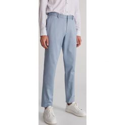 Spodnie chino slim fit - Niebieski. Niebieskie spodnie męskie Reserved, m. W wyprzedaży za 89,99 zł.