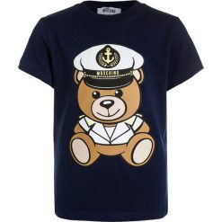 MOSCHINO Tshirt z nadrukiem blue navy. Niebieskie koszulki polo męskie marki MOSCHINO, z nadrukiem, z elastanu. Za 249,00 zł.