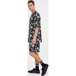 Bermudy tailoring z piki w kwiaty. Czarne spodenki i szorty męskie Pull&Bear, m, w kwiaty. Za 69,90 zł.