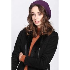 Ciemnofioletowy Beret Statement. Fioletowe berety damskie Born2be, bez wzorów. Za 49,99 zł.