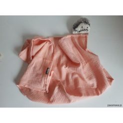 Muślinowy Kocyk Przytulanka brzoskwiniowy. Pomarańczowe przytulanki i maskotki marki Pakamera. Za 71,00 zł.