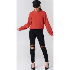 NA-KD Jeansy z przetarciami i haftem Flame - Black. Czarne jeansy damskie z wysokim stanem marki NA-KD, z haftami, z jeansu. W wyprzedaży za 101,47 zł.
