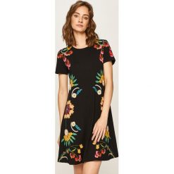 Desigual - Sukienka. Czarne sukienki damskie Desigual, na co dzień, s, z nadrukiem, z elastanu, casualowe, z okrągłym kołnierzem, z krótkim rękawem, krótkie, mini, rozkloszowane. W wyprzedaży za 179,90 zł.