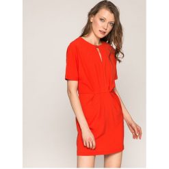 Answear - Sukienka Spencer. Białe sukienki mini damskie marki ANSWEAR, na co dzień, s, z poliesteru, casualowe, z okrągłym kołnierzem, z krótkim rękawem, krótkie, proste. W wyprzedaży za 79,90 zł.