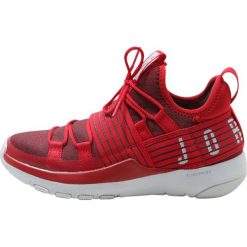 Jordan TRAINER PRO Obuwie do koszykówki red/white. Czerwone buty sportowe męskie marki Jordan, z materiału. W wyprzedaży za 220,35 zł.