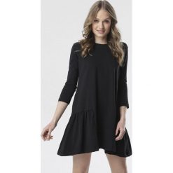 Czarna Sukienka Echinise. Czarne sukienki damskie Born2be, na co dzień, xl, bez wzorów, z dzianiny, bez kołnierzyka, bez rękawów, mini, proste. Za 59,99 zł.
