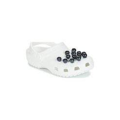 Chodaki Crocs CLASSIC TIMELESS CLASH PEARLS CLOG. Białe klapki damskie Crocs, bez wzorów, bez obcasa. W wyprzedaży za 215,20 zł.