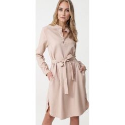 Beżowa Sukienka Batavia. Brązowe sukienki damskie Born2be, s, w paski, z tkaniny, długie, proste. Za 109,99 zł.