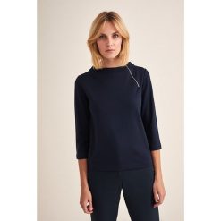 Bluzka w kolorze granatowym. Niebieskie bluzki damskie TATUUM, s, bez wzorów, z okrągłym kołnierzem, bez rękawów. W wyprzedaży za 89,95 zł.